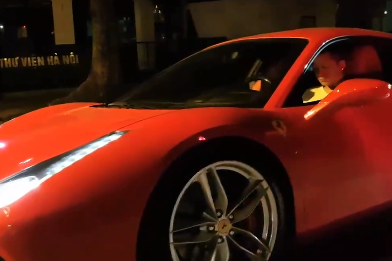 Tuan Hung cuoi Ferrari 488 GTB tien ty tai Ha Noi